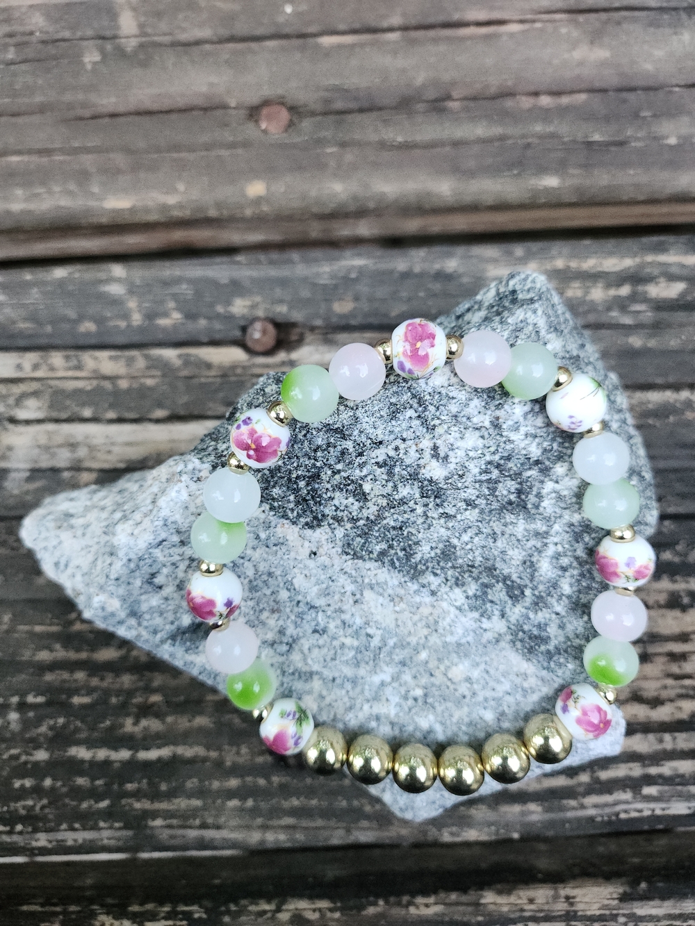 Vintage Style Foral Gold-toned Beaded Brscelet.